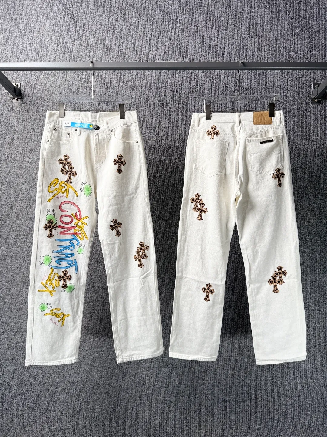 P240 💰 (Top version) Chrome Hearts/Chrome Hearts Classic white hand-painted leopard print series colorful leather cross washed color fabric unisex denim trousers Vibe style straight stacked god-level version Carbon fine bias denim color cloth Old vintage full set of hardware - Chrome Hearts white cow series The high version uses high-ounce custom fabrics, fermentation washing and soft color fixation, soft and thick to wear, the details are all made by hand-polished craftsmanship, all-over printed jacquard fabric Unique design style. Through multiple processes to create a full retro feel. Unique niche non-contrast shirt. Customized distressed spray-painted buttons. Craftsmanship in every detail. Color: white hand-painted leopard print. Size: 28-30-32-34 (corresponding to S-M-L-XL)